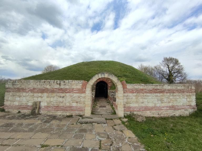 Антична куполна гробница poster